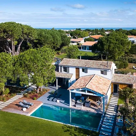 Sleeps 10 *