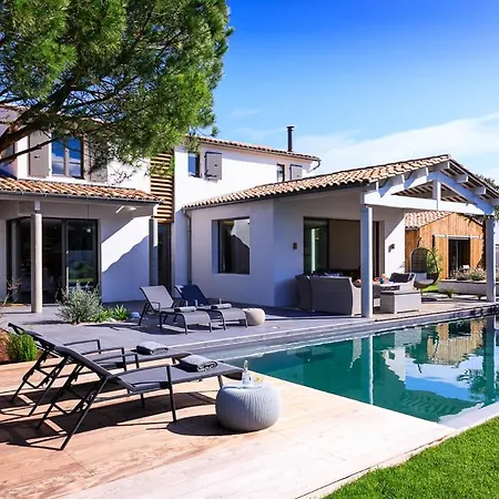 Sleeps 10 *