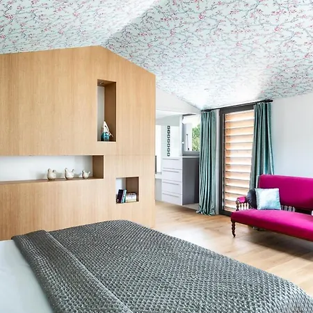 Sleeps 10 *
